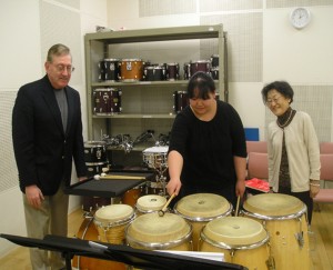 (l.-r.) Bill, Mai Miazawa (freshman), and Ms. Iishi (translator) discussing "Side-by Side" by Michio Kitazume